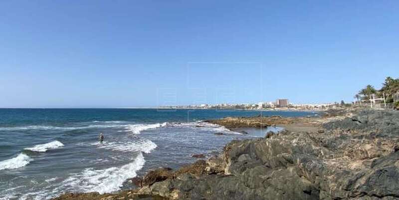 Imagen de archivo de una línea de hoteles de Playa del Inglés, desde la playa de San Agustín (Foto EFE / José María Rodríguez)